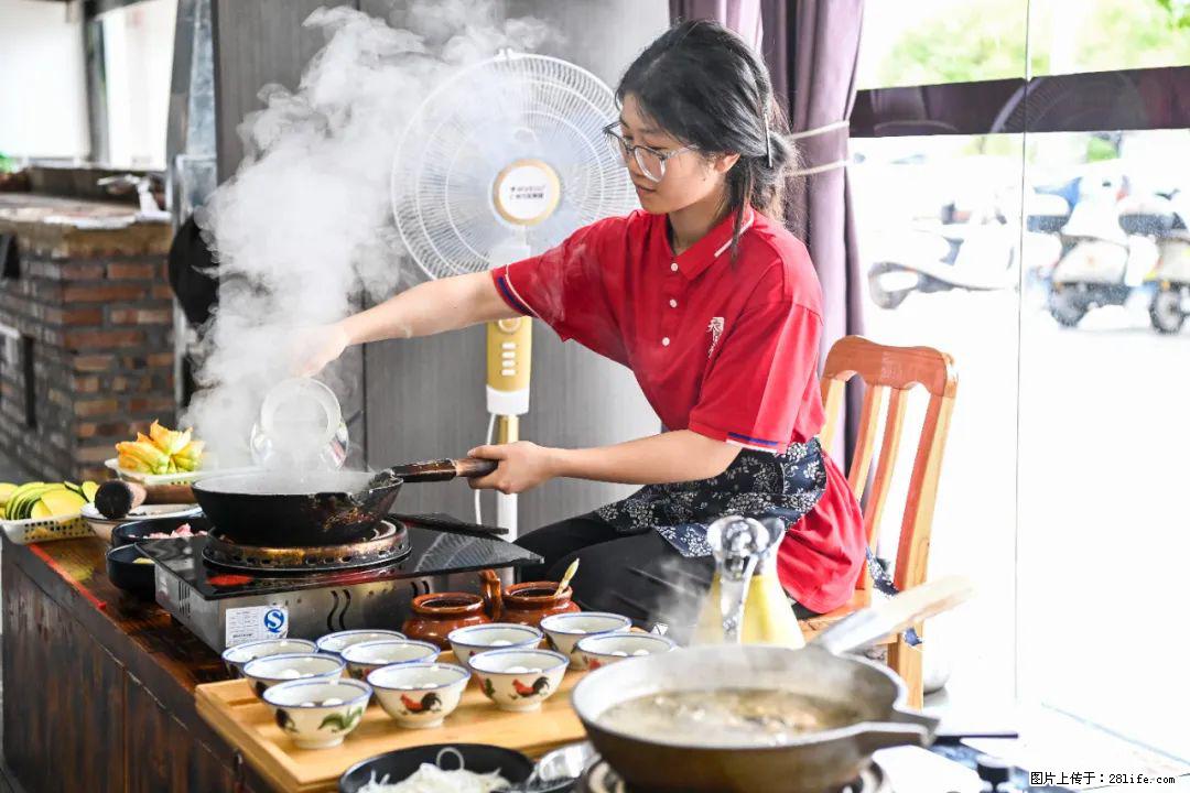 全网追的“扁担女孩”,找了一份暑假工,时薪12元 - 杭州生活资讯 - 杭州28生活网 hz.28life.com